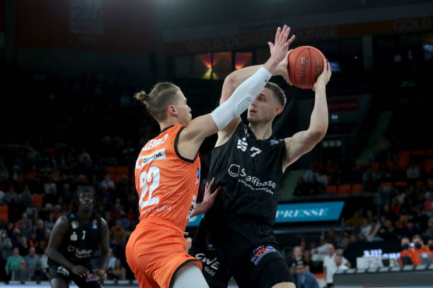 间命中两记 间命中两记